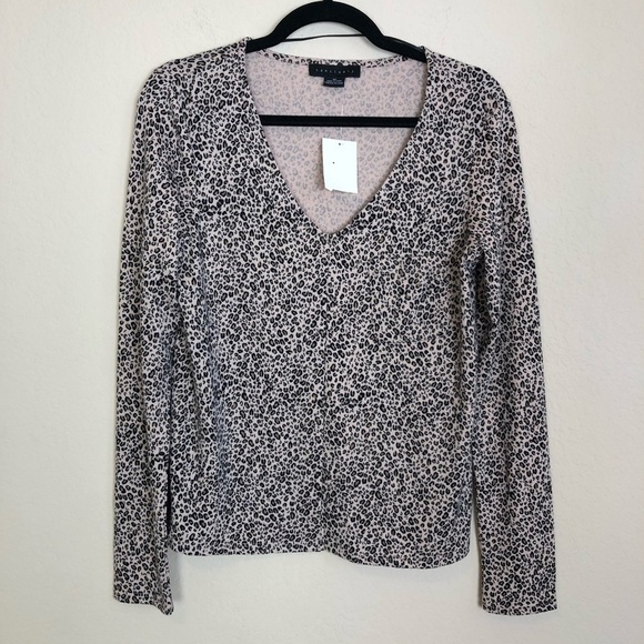New Sanctuary V-neck Cozy Pocket Sleeve Top in Mini Leopard - Picture 3 of 11